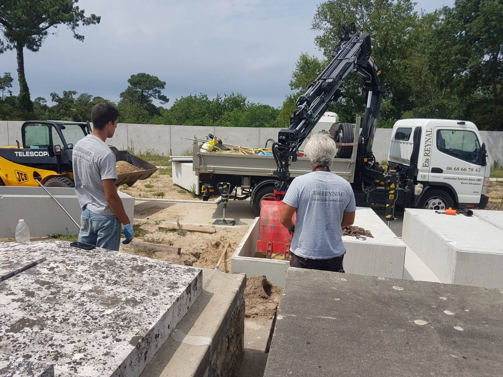 pose d'un caveau 3 places sur le cimetière d'Arcachon
