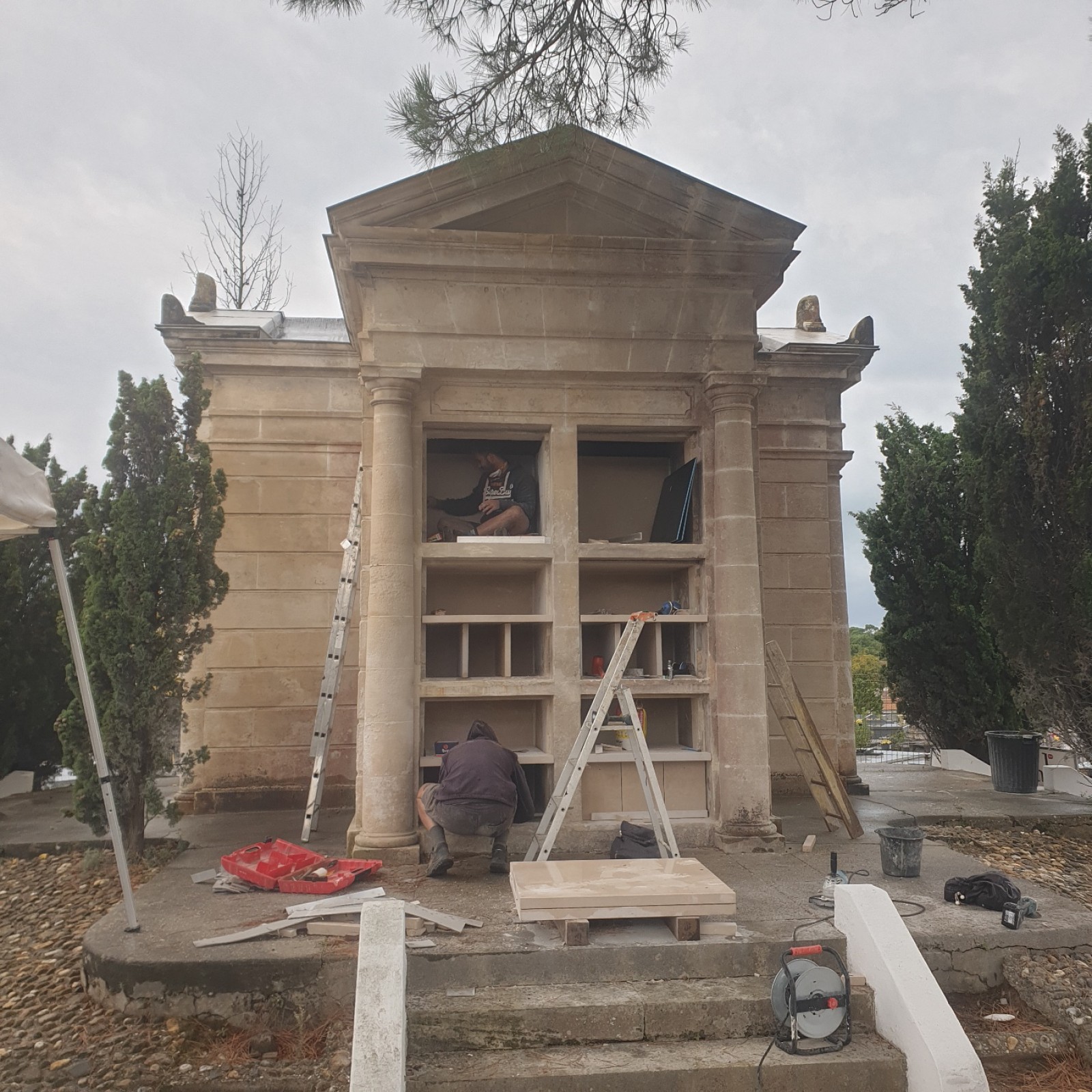 Réhabilitation d’un dépositoire en pierre en columbarium au cimetière d’Arcachon