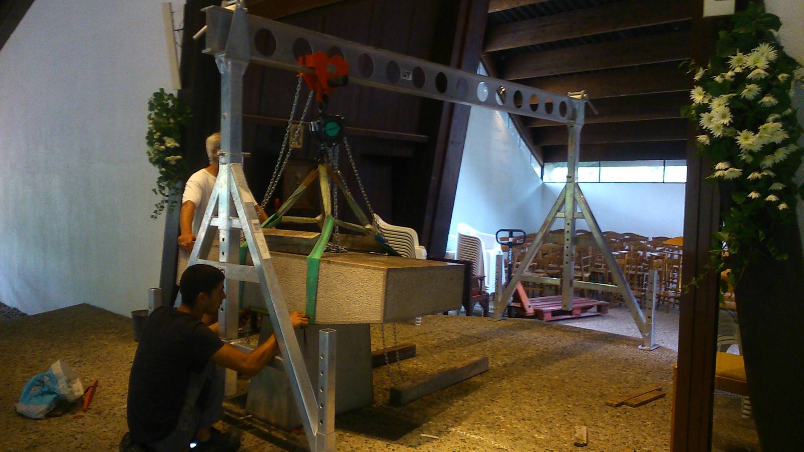 phase finale de la pose d'un autel sur le bassin d'Arcachon