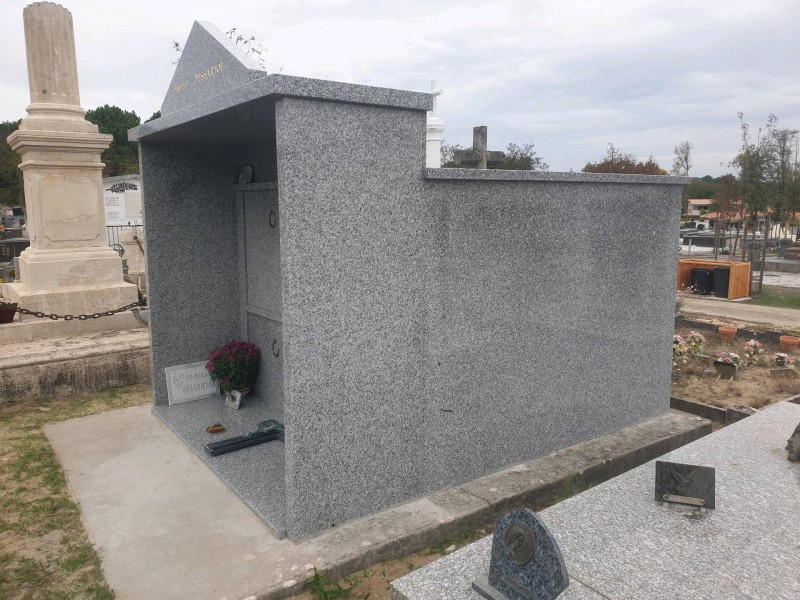 Chapelle en granit restaurée sur le cimetière de La Teste de Buch
