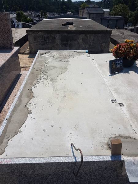 séchage du mortier avant la pose d'une tombale