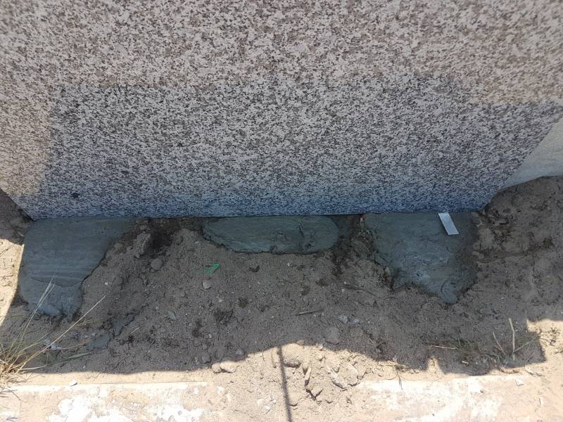 plots de mortier sous la porte en granit