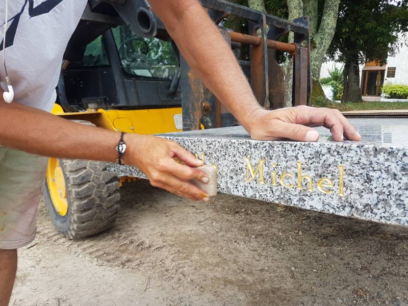 gravure artisanale à la main pour caveau sur Bassin Arcachon