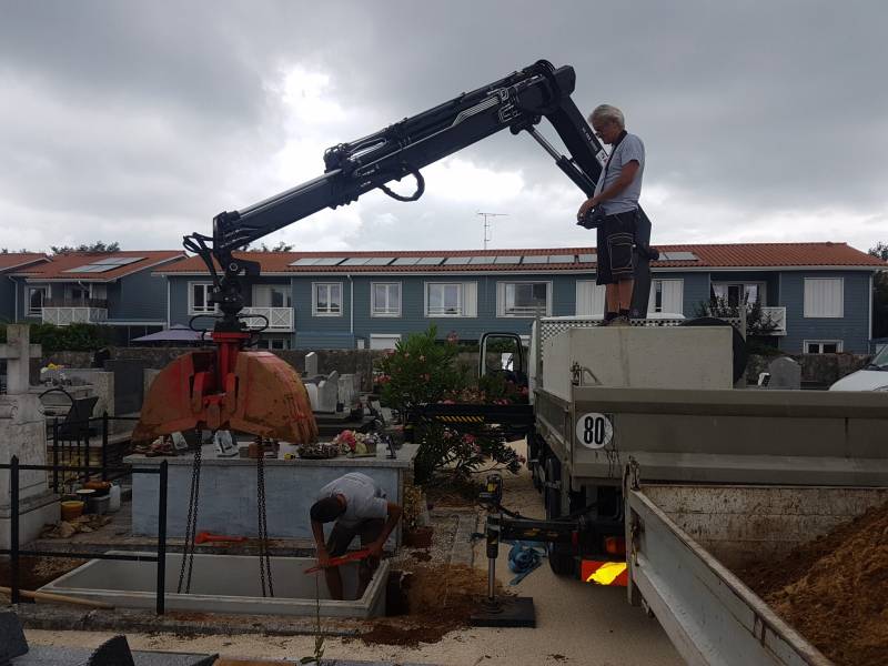 caveau préfabriqué posé sur le cimetière de Gujan-Mestras