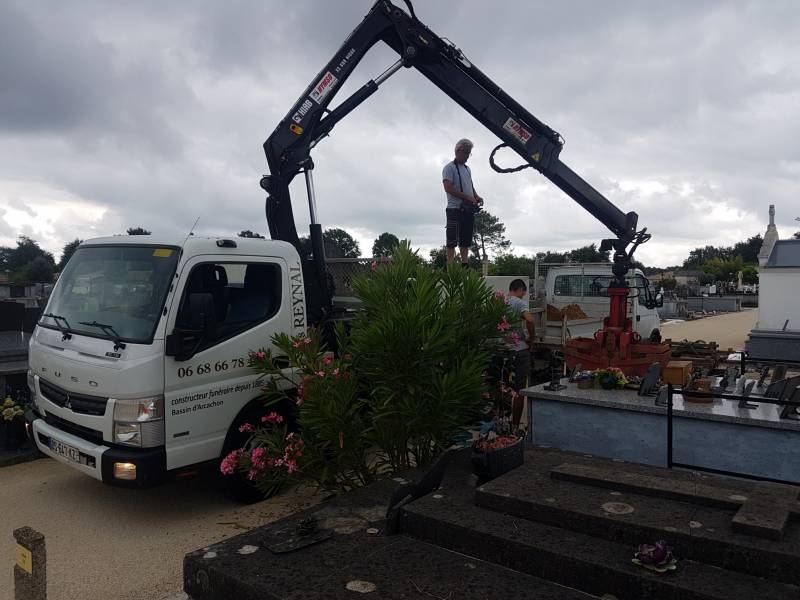 creusement d'un caveau à la grue sur Gujan Mestras