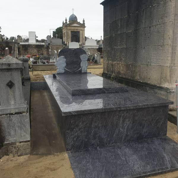 caveau ancien habillé en granit mass blue et stèle personnalisée