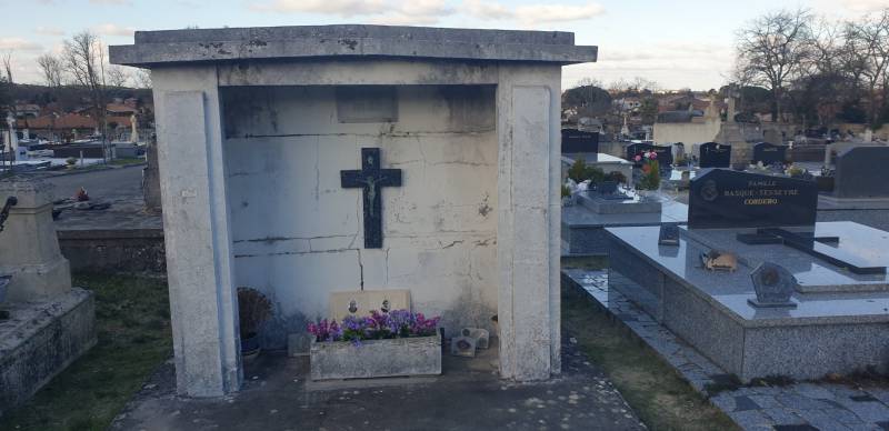 Chapelle en granit restaurée sur le cimetière de La Teste de Buch