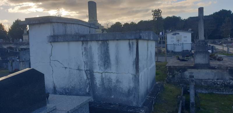 Chapelle en granit restaurée sur le cimetière de La Teste de Buch