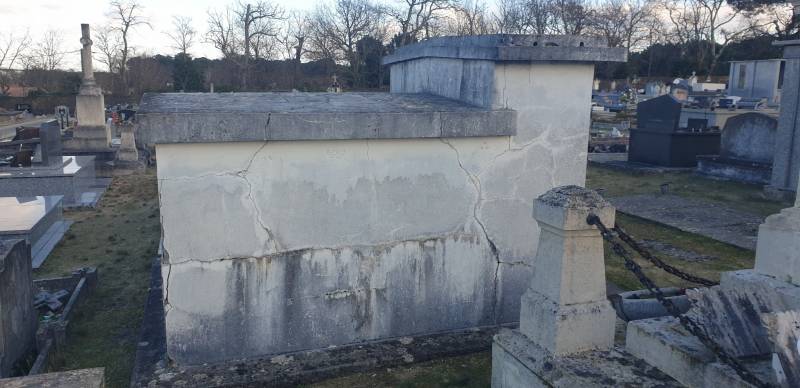 Chapelle en granit restaurée sur le cimetière de La Teste de Buch