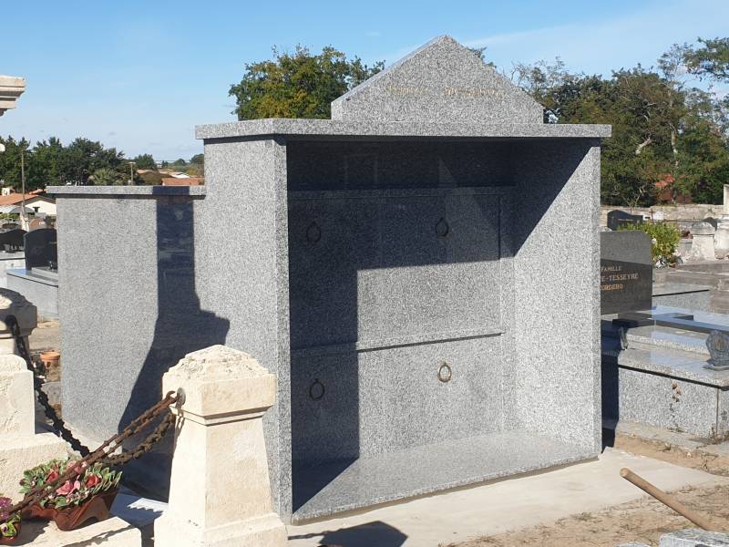 Chapelle en granit restaurée sur le cimetière de La Teste de Buch