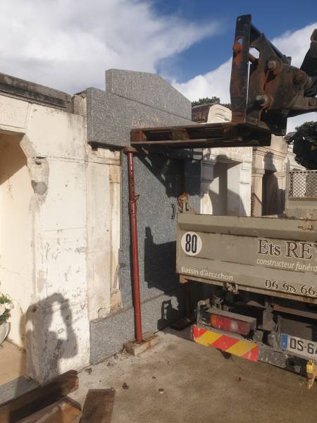 Réparation d'un monument funéraire à Arcachon.