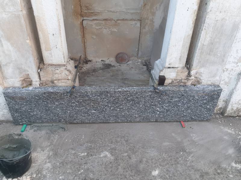 Pose de granit sur une chapelle à Arcachon.