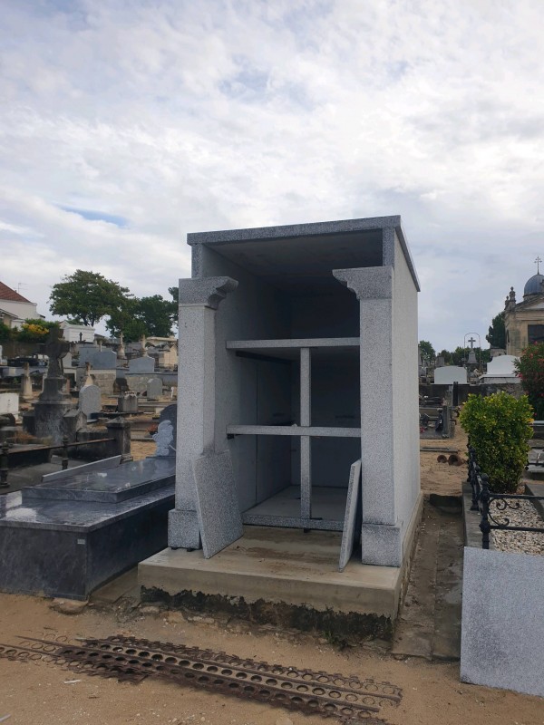 Fin de la construction d'une chapelle à Arcachon