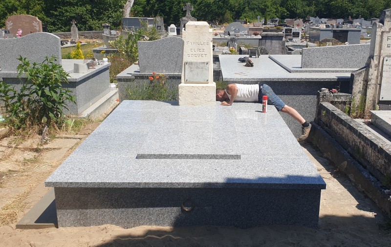 Habillage d'un caveau ancien au cimetière de Lanton