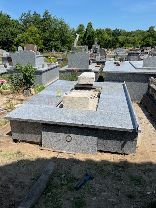 Habillage d'un caveau ancien au cimetière de Lanton