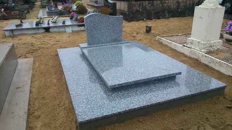 monument en granit du tarn sur le cimetière de La Teste de Buch