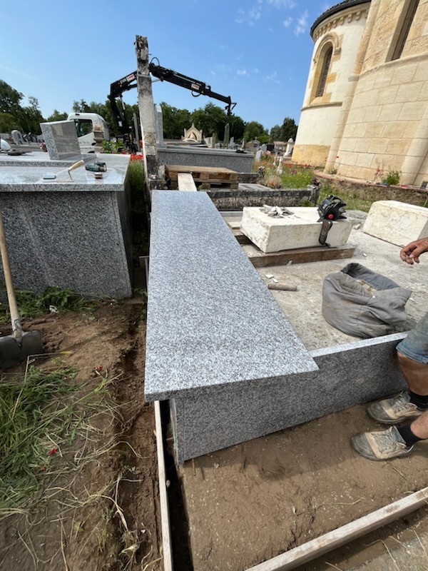 Habillage d'un caveau ancien au cimetière de Lanton