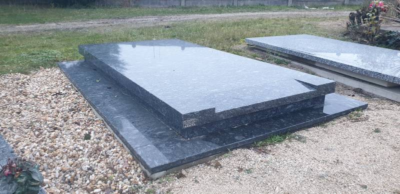 Habillage d'un caveau enterré au cimetière de Gujan-Mestras