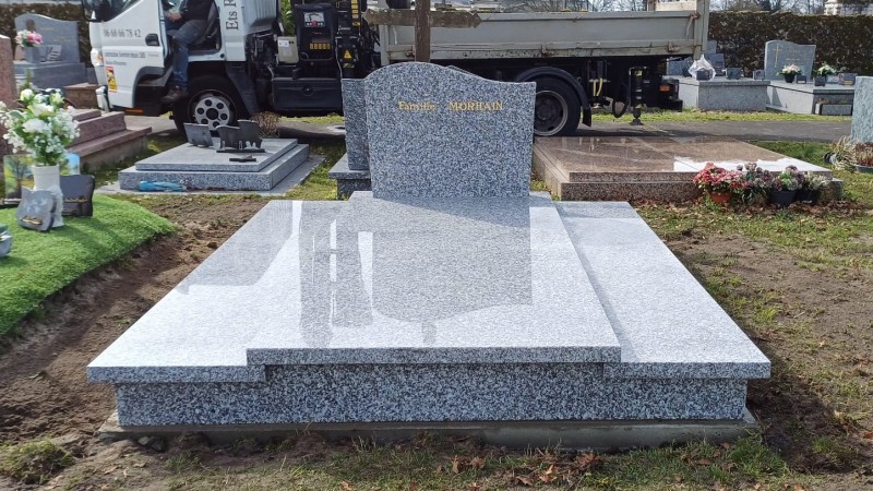 Quel est le meilleur granit pour une tombe dans les landes ?