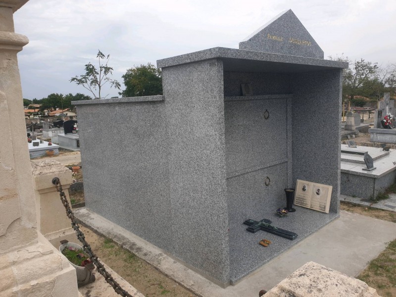 Chapelle en granit restaurée sur le cimetière de La Teste de Buch