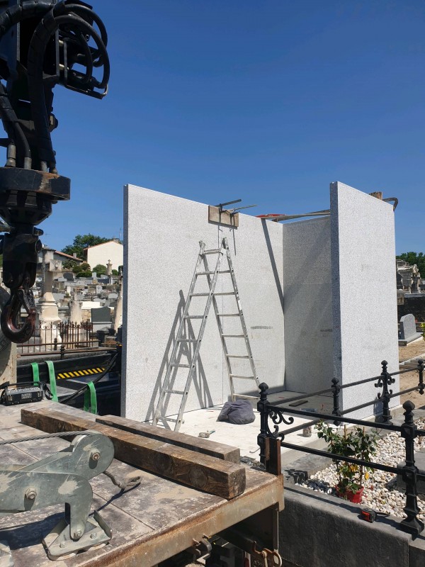 Chapelle en granit dans le Sud-Ouest