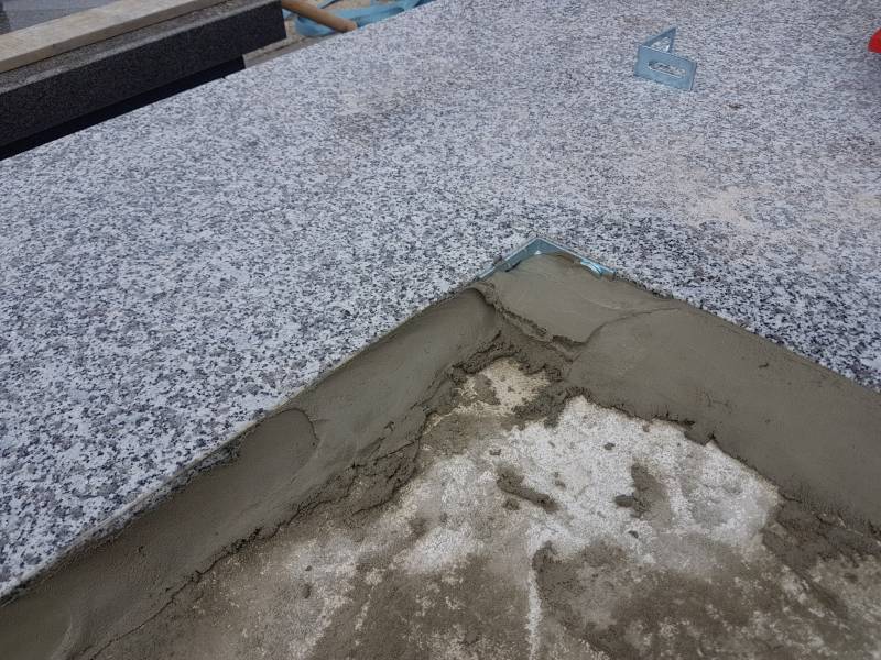 fixation de la semelle avec équerres de marbrier