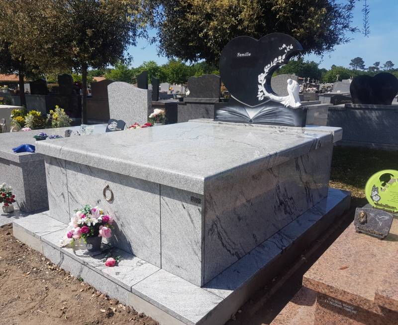 granit Viscont White et stèle coeur en noir fin