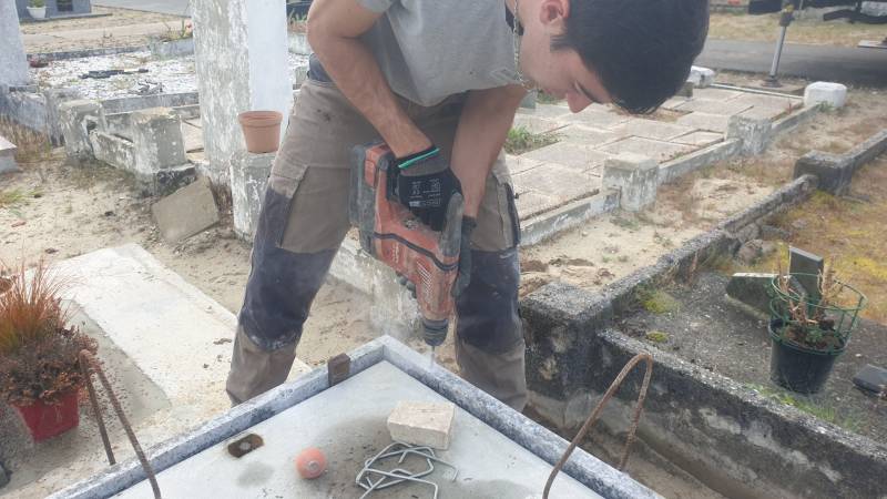 perçage des revêtements verticaux avant l'agrafage