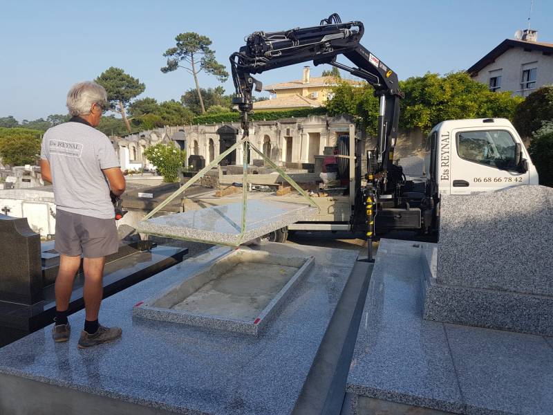 pose d'une tombale granit à la grue