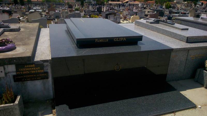 Tombale en granit noir sur le cimetière d'Arcachon
